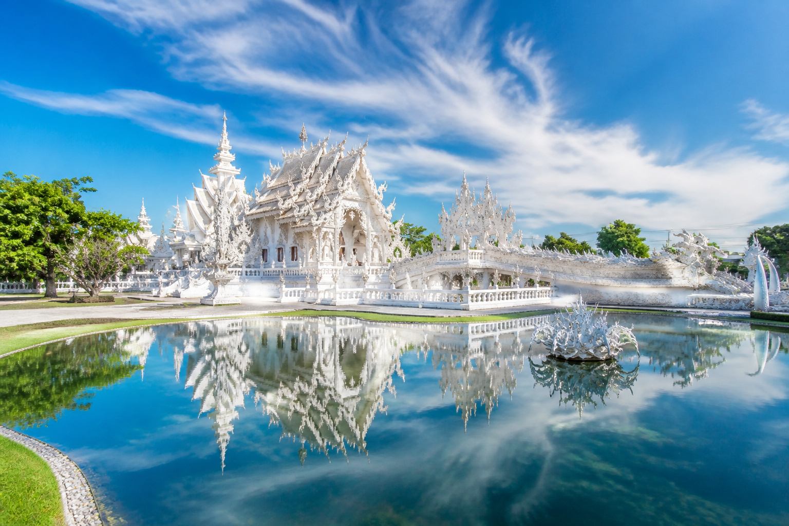 Wat rong khun le temple blanc de chiang rai